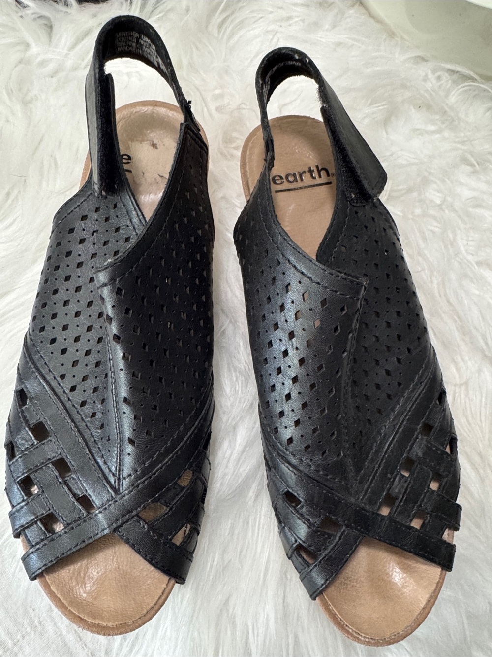 Earth Black Leather upper. Sandals with Woven Toe